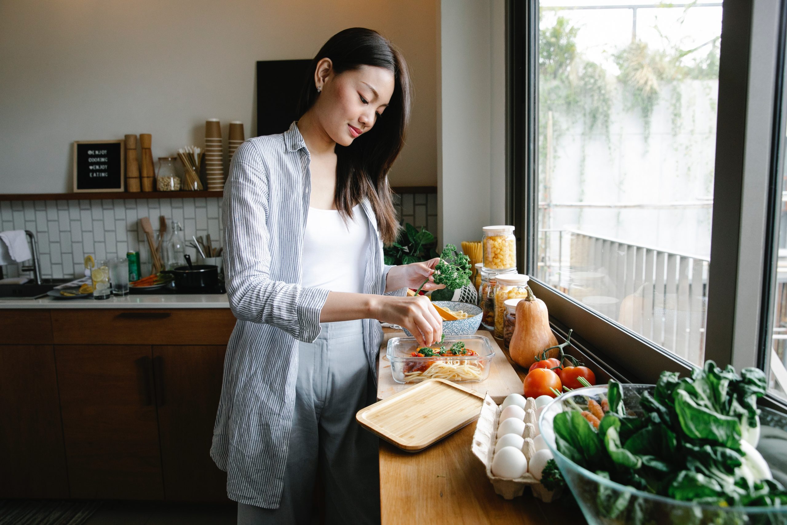 Photo: Sarah Chai (https://www.pexels.com/photo/asian-woman-with-pasta-on-kitchen-counter-7262926/)